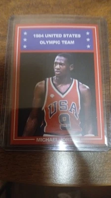 Tarjeta de novato Michael Jordan 1984 miembro del equipo olímpico de Estados Unidos frontera roja radiocontrol Bulls rara Foto 1 de 2