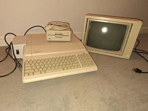 Vintage Apple IIe Desktop. - Afbeelding 1 van 24