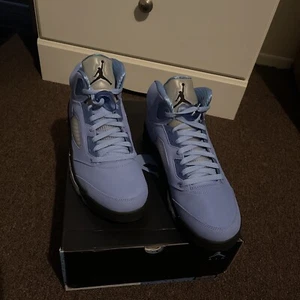 Size 10.5 - Jordan 5 Retro SE Mid UNC - Picture 1 of 9