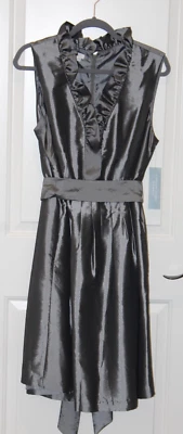 Nuevo con etiquetas Vestido de Cóctel London Times Talla 18W Plateado Metálico Volantes Cuello en V Afilado Foto 1 de 4