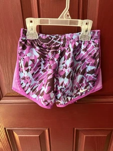 6 pantaloncini da corsa Nike bambina - 2 paia - ottime condizioni PO - Foto 1 di 13