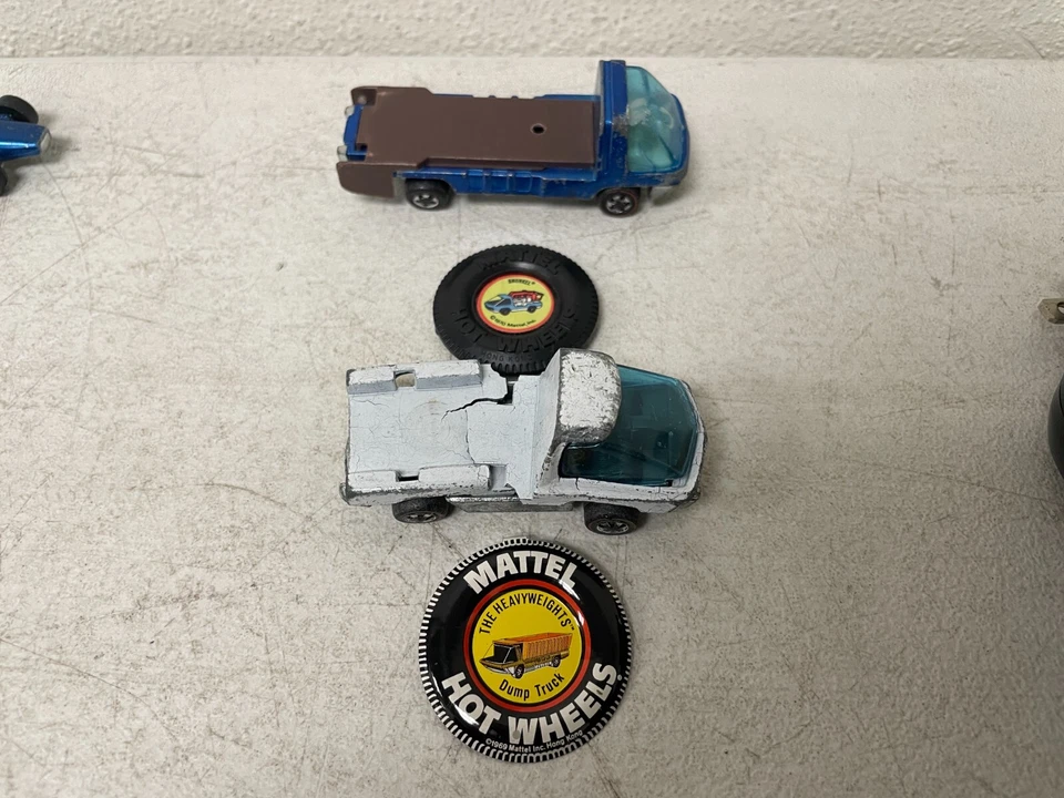 Lot 2 Hot Wheels Redline 1971 Heavyweights Racer Rig HK Enamel Racing Team Truck - Image 1 of 4