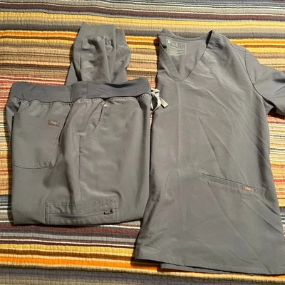 Conjunto Médico FIGS Technical Collection Gris Cuello en V Top Pantalones Jogger Para Mujer Foto 1 de 4