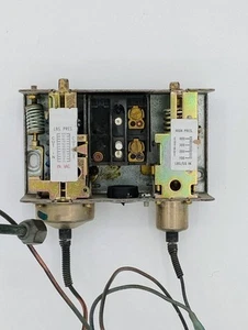 Johnson Controls Doppio Pressostato P70NA1 Coperchio Mancante - Foto 1 di 12