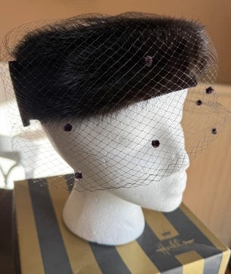 Antigo 1950's Chocolate Mink Open Pillbox Chapéu Feminino Rede de Bolinhas Véu e Laço de Cetim - Imagem 1 de 4