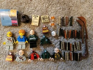 Lego Harry Potter Minifiguren Konvolut Besen & 53 Zauberstäbe - Bild 1 von 1