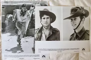 GALLIPOLI MEL GIBSON 2 ORIGINAL PRESS STILLS 10X8 INCH - Foto 1 di 1