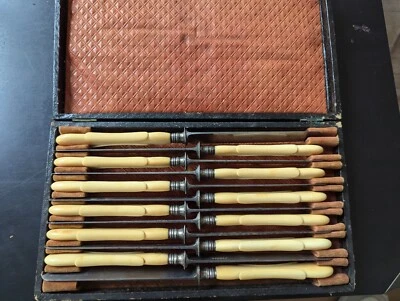 Ensemble de douze couteaux très ancien, argenterie. - Photo 1/4