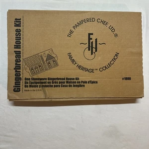 NUEVO Kit de casa de pan de jengibre The Pampered Chef #1800 molde de gres sartén - Imagen 1 de 3