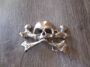 COLLECTIBLE SILVER TONE SKULL CROSS BONES  BELT BUCKLE - Picture 1 of 2