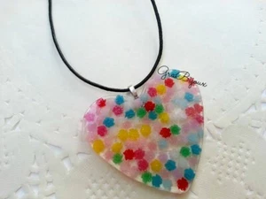 Collana resina ciondolo cuore con roselline multicolor - Foto 1 di 1
