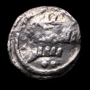 1/2 Quirate Almoravide Ali ibn Yusuf y el Emir Sir 522/537H - 10 mm / 0.46 gr. - Picture 1 of 3