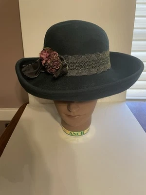 Sombrero de lana verde oscuro Betmar StreetSmart con rosa, ribete de cinta, sombrero de iglesia Foto 1 de 4