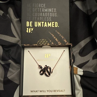 Collar Hematita Oro Rosa Silbido Serpiente Indómita Fiesta Bomba Indómita Nuevo con Etiquetas NK78020 Foto 1 de 4