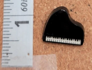Pin de solapa de instrumento de piano de plástico negro - Imagen 1 de 2