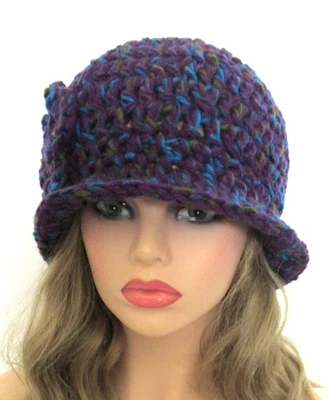 SOMBRERO CLOCHE GORRA ALA QUIMIO PÚRPURA AZUL MEZCLA HECHO A MANO CROCHET ACRÍLICO FLOR Foto 1 de 4