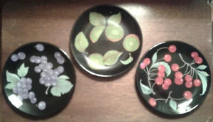 LILLIAN VERNON FRUIT COLLECTOR PLATE KIWI GRAPES SALAD PLATE SIZE - Picture 1 of 3