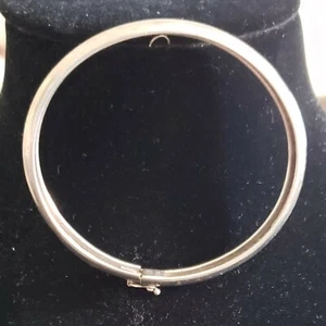VINTAGE FAS STERLING SILVER HINGED BANGLE BRACELET WITH SAFTY CATCH - Picture 1 of 7