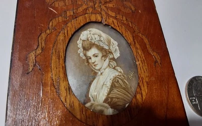 Antigua pintura en miniatura de una dama de encaje, firmado Roi, marco de fotos con incrustaciones Foto 1 de 4