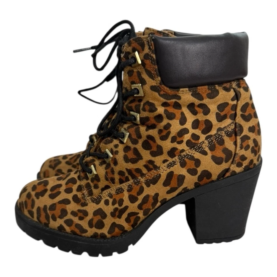 Botas de combate Zigi Soho con estampado de leopardo con cordones y tacón talla 8 para mujer Foto 1 de 4
