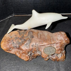 John Perry einzelne Delfin Skulptur in weißem Harz auf Wurzelholzsockel - Bild 1 von 7