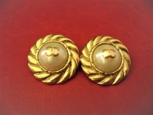 Chanel vintage CC logo w/ pearl clips earrings - Picture 1 of 8