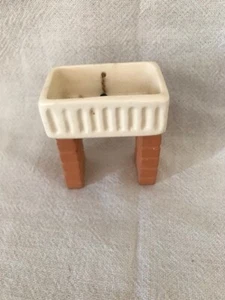 VINTAGE CERAMIC  SINK ON BRICK PIER, DOLLS HOUSE, 12th. SCALE - Picture 1 of 3