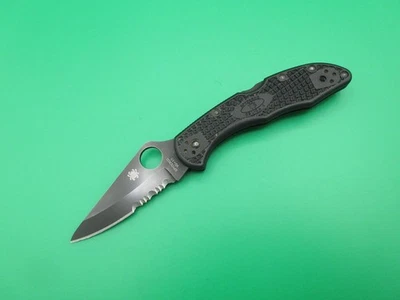 Navaja de bolsillo plegable Spyderco Delica 4 Combo Edge negra en muy buena condición-10 Japón Foto 1 de 4