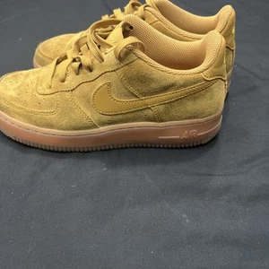 Nike Air Force 1 Sz 5.5 Wheat Khaki Youth Suede Tan Bq5485-700 Athletic - Picture 1 of 13