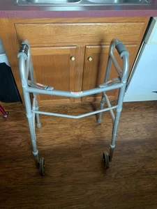 Medline Easy Care 2-Tasten klappbarer Rollator mit 5" Rollen, Erwachsene - Bild 1 von 3