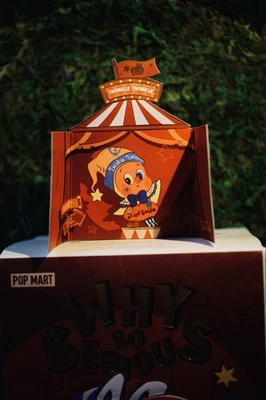 Pop Mart Why So Serious 系列闪烁彩虹果冻豆乙烯基毛绒 — 第 1/4 张图片