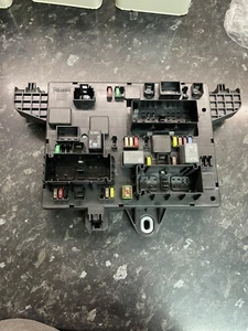Vauxhall Astra J MK6 2011 módulo de control caja de fusibles trasera 13302301 UDU41 - Imagen 1 de 4