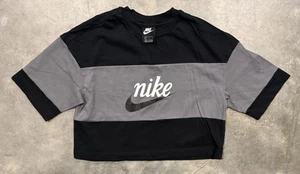 Camisa Nike Recortada De Gran Tamaño Cuello Redondo Para Mujer Grande Centro Swoosh Logo Negro Gris - Imagen 1 de 6