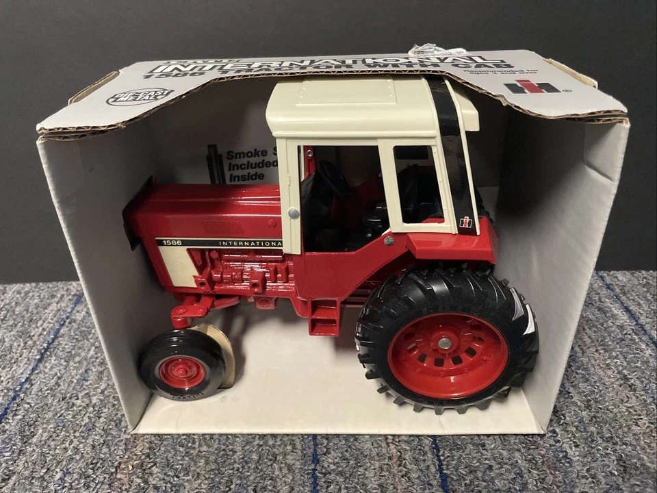 1976 Ertl Farm Country International 1586 Tractor With CAB 1/16 Scale