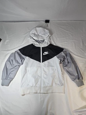 Nueva chaqueta de nailon Nike pequeña juvenil Foto 1 de 4