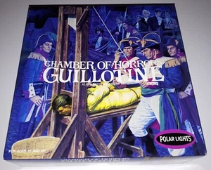 GLOWS in the Dark - Polar Lights - Chamber Of Horrors - Guillotine Model Kit - Bild 1 von 4