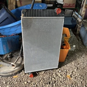 International Truck Radiator Fits 2004 & Newer 7300-7700 2507454C1 2586042C91 - Picture 1 of 3