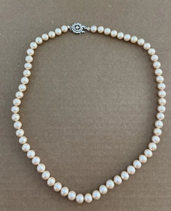 Elegante 8 mm Faux weiße Perlenkette 18 Zoll mit silberfarbenem Verschluss feiner Schmuck - Bild 1 von 4