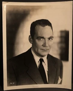 Foto fija de actor de cine de 1930 en caja y caja de película de Lloyd Hughes - Imagen 1 de 3