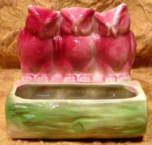 Maceta cerámica vintage 3 3/4"h con 3 búhos en un tronco - Imagen 1 de 8