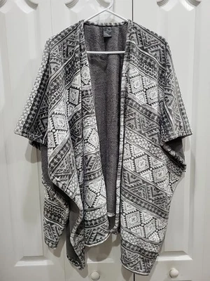 Cuddl Duds Reversible Wrap Blanket Shawl L/XL Gray White Aztec Plush Cozy Fleece - Image 1 of 4
