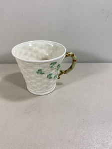 Belleek 3 1/4" Becher mit Korbgeflecht und Kleeblätter Design - Bild 1 von 5