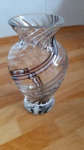 VINTAGE KLEINE CAITHNESS GLASVASE MIT SCHWARZ, WEISS, BLAU MUSTER - Bild 1 von 2