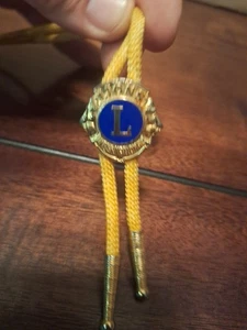 Cuerda amarilla vintage Bolo Tie Lions Club International tono azul y dorado - Imagen 1 de 4