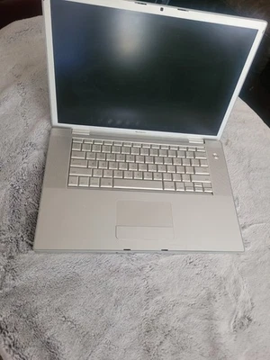 Computadora portátil Apple MacBook Pro A1260 15" para piezas Foto 1 de 4