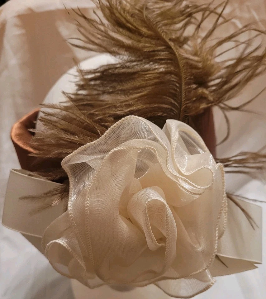Sombrero Vintage Marrón Satén Diadema Plumas Marrón y Beige Beige Beige Flores Guc  Foto 1 de 4