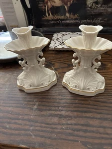 Lenox Paar Lenox verzierte Kerzenständer 6” Höhe x 4,5” Breite Hergestellt in den USA Creme Keramik - Bild 1 von 7