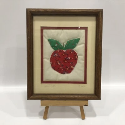 Parche de edredón vintage con acabado enmarcado de madera floral rojo manzana, manzana de Maija Foto 1 de 4