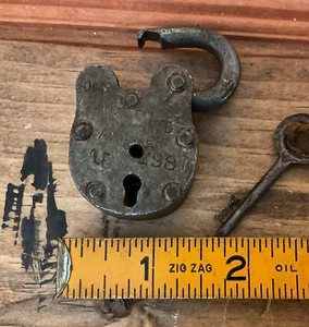 Kleines primitives Schloss und Schlüssel im rustikalen Stil KOSTENLOSER VERSAND! - Bild 1 von 4
