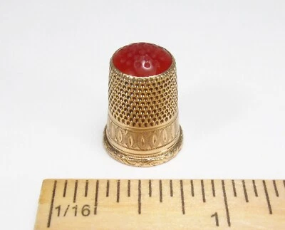 古董 20 世纪维多利亚时代 14K 金色红色宝石上衣装饰缝纫顶针 — 第 1/4 张图片